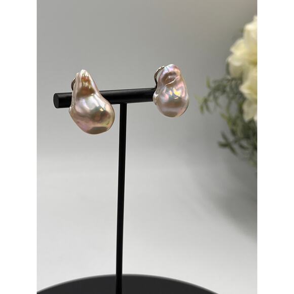 Margo Morrison Large Iridescent Baroque Pearl Clip-On Stud Sterling earrings - Picture 5 of 8